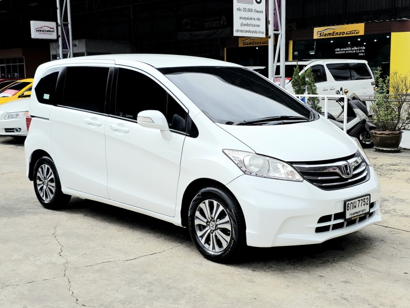 2014 HONDA FREED 1.5 E